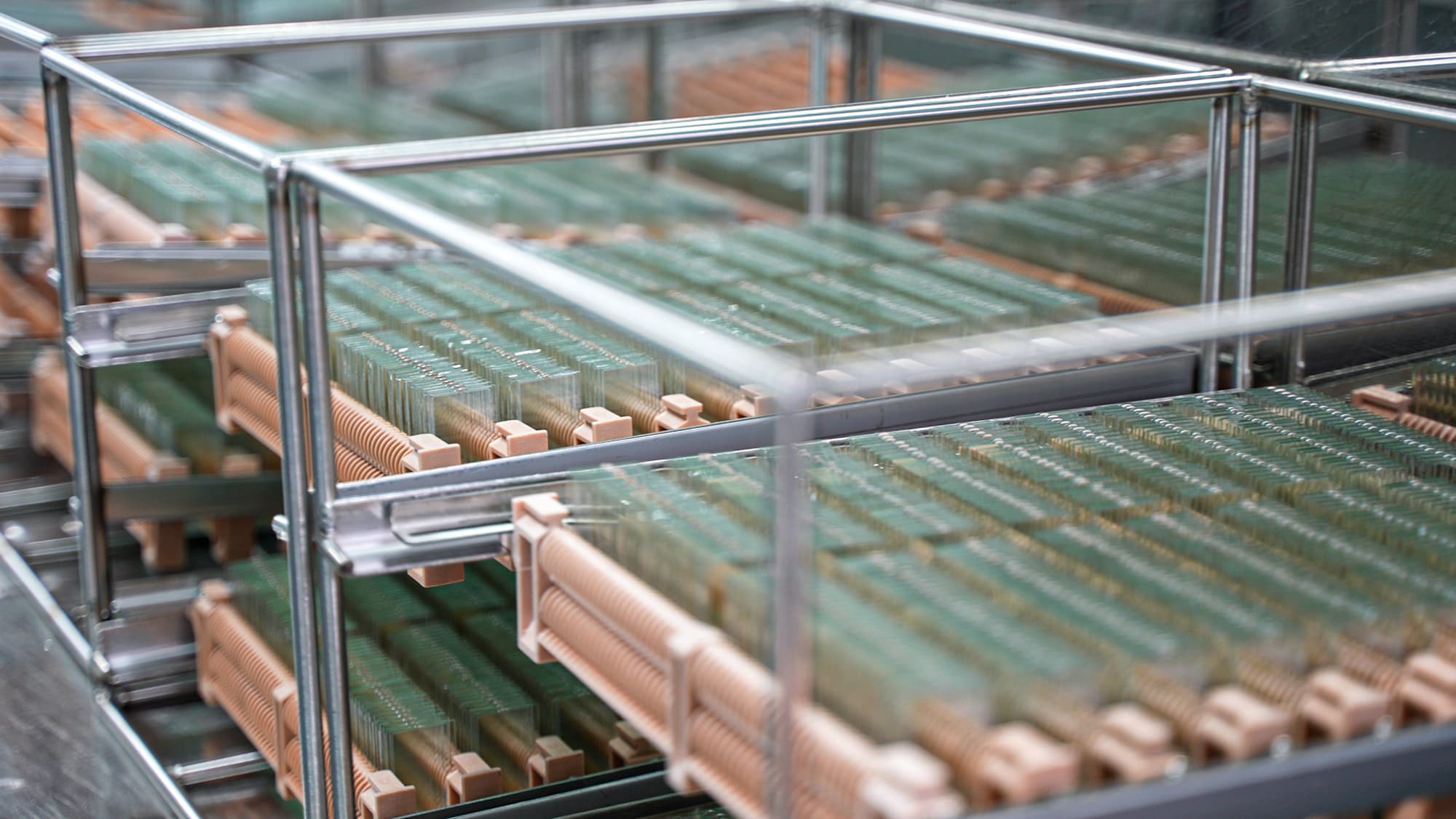 ယှဉ်ပြိုင်မှုသည်အသေးစားနှင့်အလတ်စား display လမ်းကြောင်းကိုပိုမိုပြင်းထန်လာသည်။ တရုတ် LCD ထုတ်လုပ်သူများကကမ္ဘာလုံးဆိုင်ရာစျေးကွက်များကိုဖမ်းယူရန်စိတ်ကြိုက်ပြုပြင်ပြောင်းလဲရေးကိုမြှင့်တင်ပေးသည်